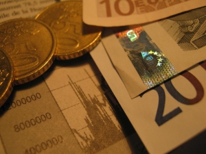 Euro a fost cotat la 4,5873 lei, peste referinţa de ieri